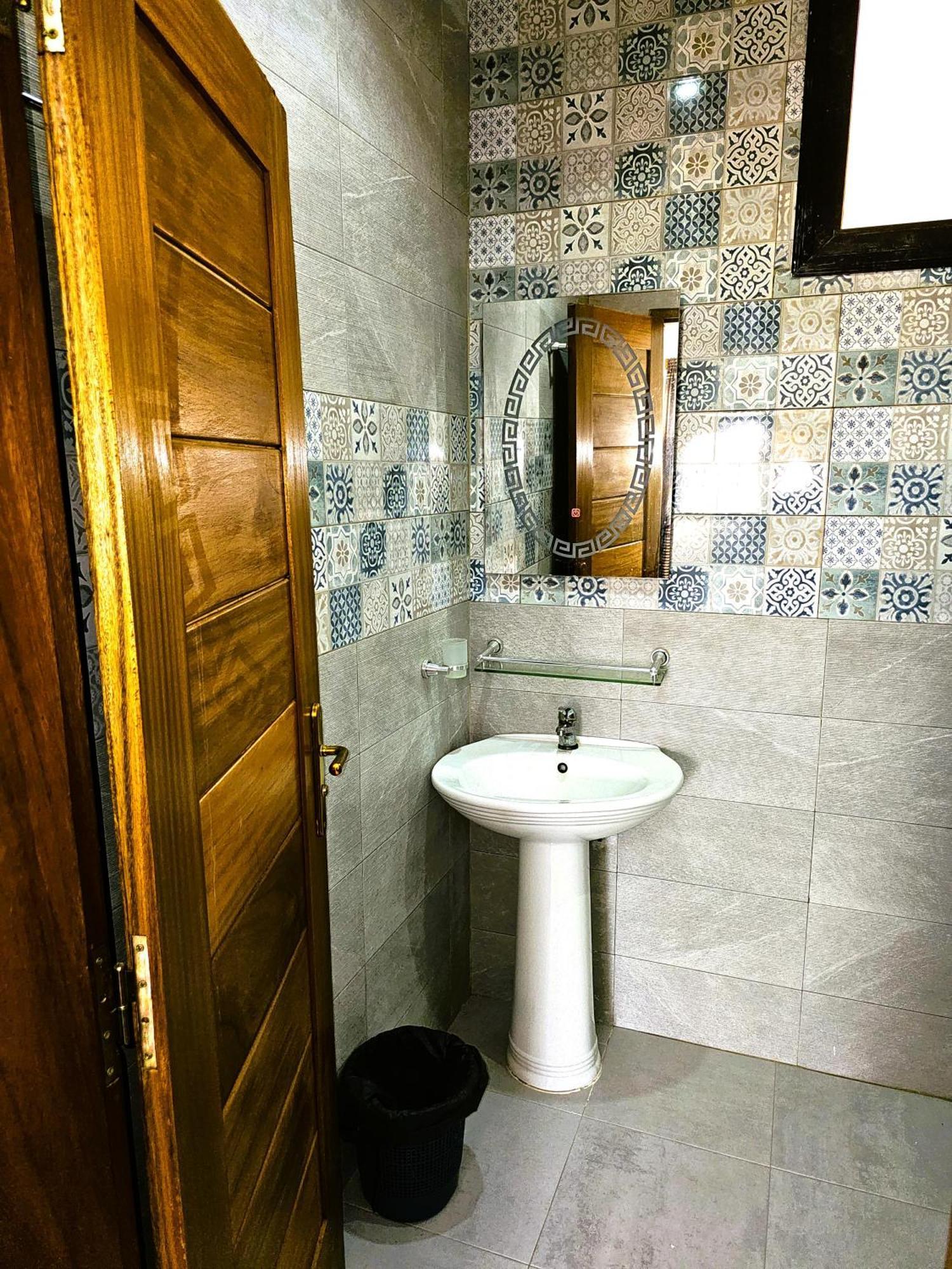 Hotel CHAMBRE PRIVEE- Douche Personnelle-SALON- WIFI-NETFLIX Dakar Exterior foto