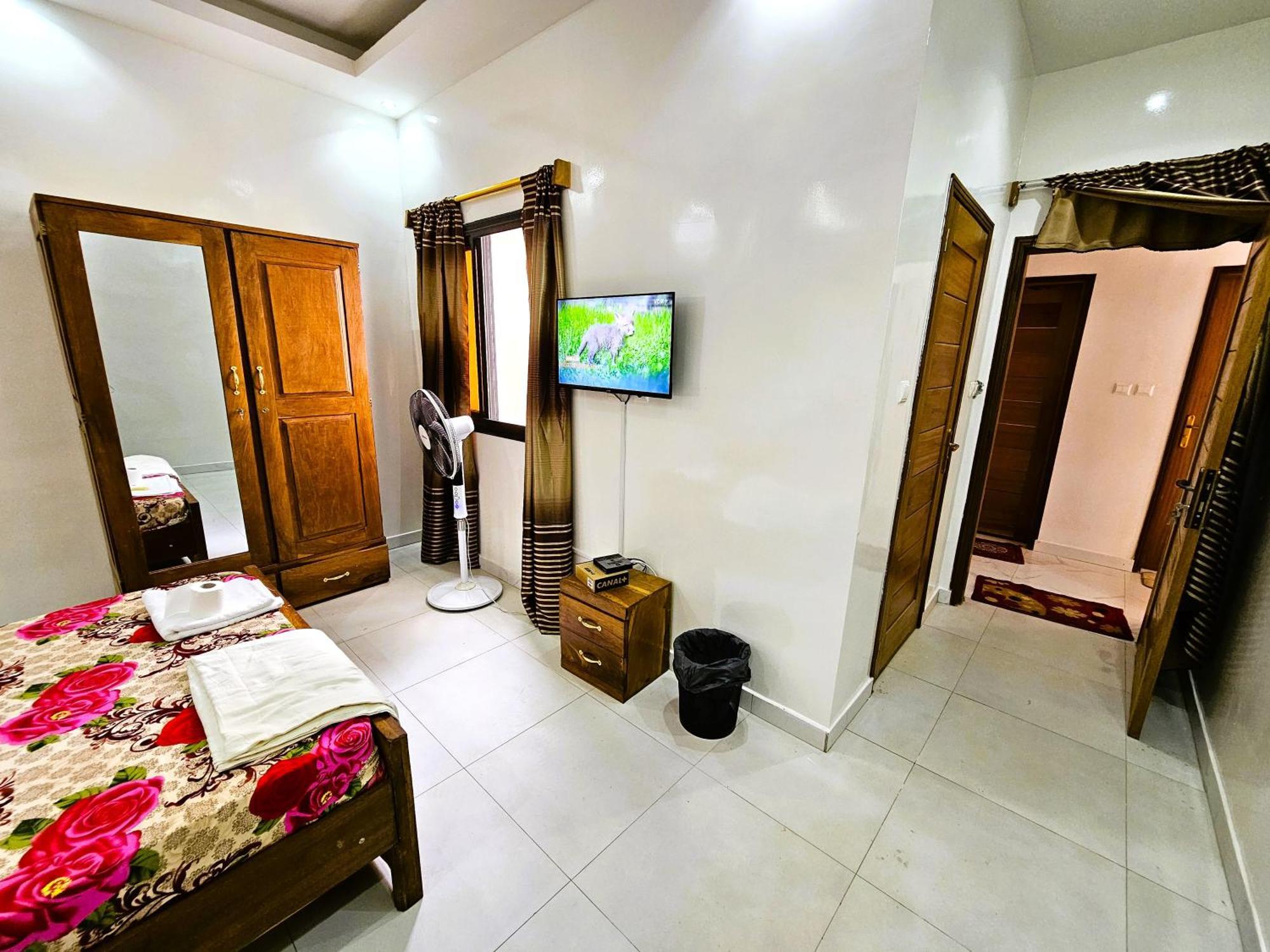 Hotel CHAMBRE PRIVEE- Douche Personnelle-SALON- WIFI-NETFLIX Dakar Exterior foto