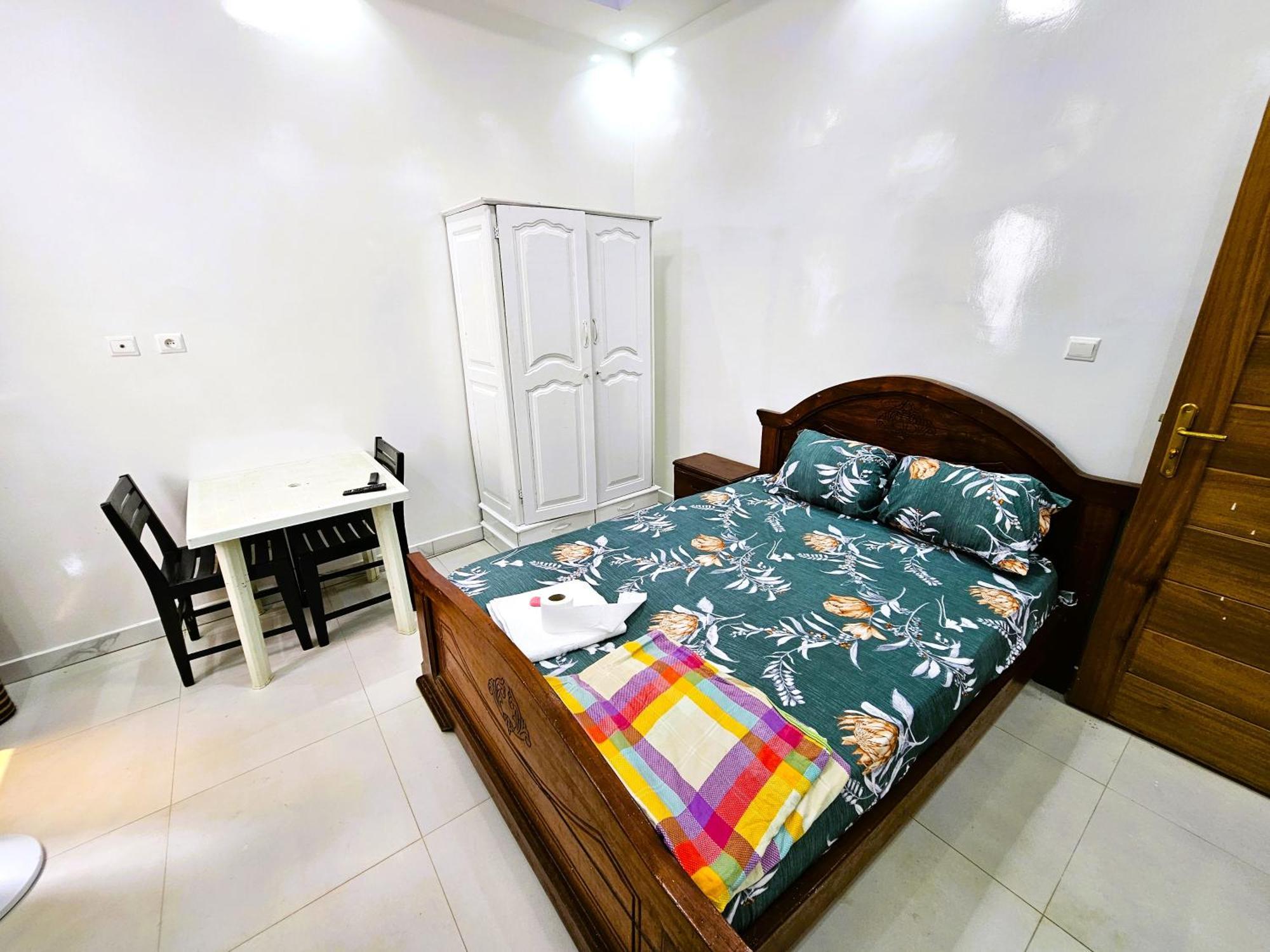 Hotel CHAMBRE PRIVEE- Douche Personnelle-SALON- WIFI-NETFLIX Dakar Exterior foto