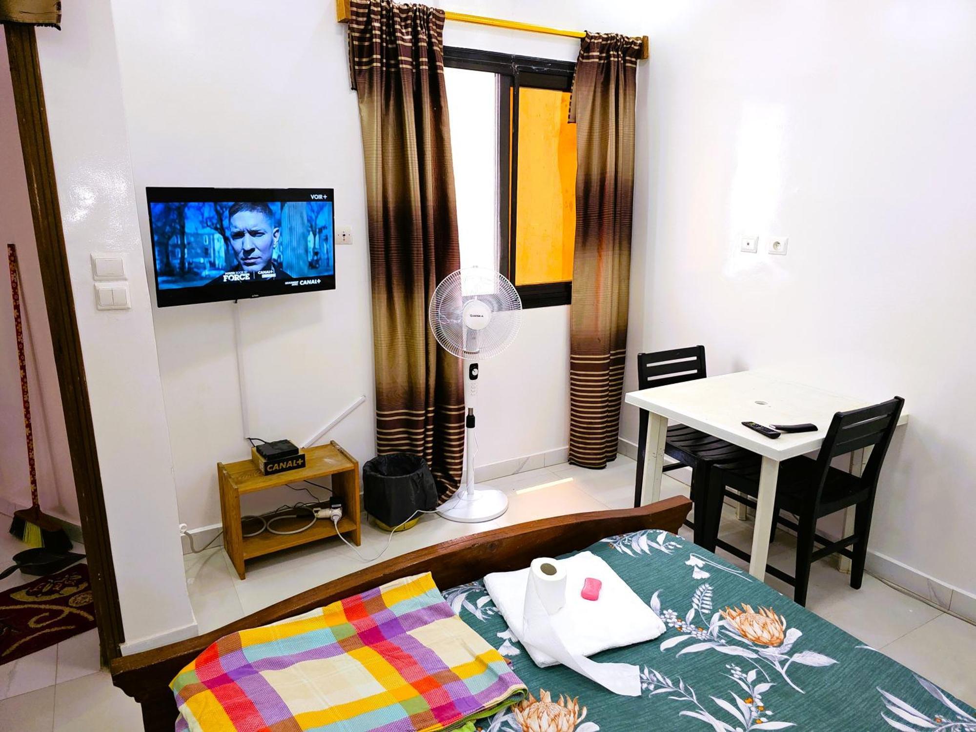 Hotel CHAMBRE PRIVEE- Douche Personnelle-SALON- WIFI-NETFLIX Dakar Exterior foto