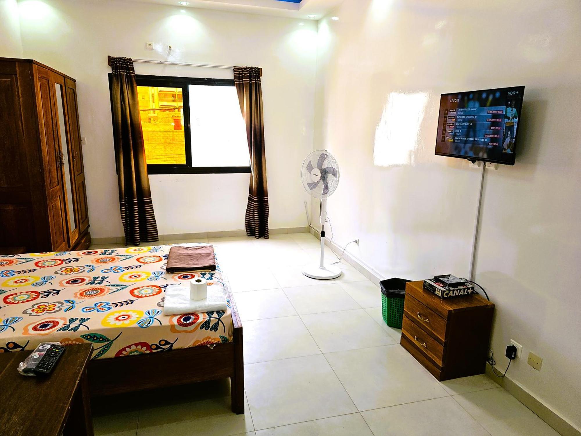 Hotel CHAMBRE PRIVEE- Douche Personnelle-SALON- WIFI-NETFLIX Dakar Exterior foto
