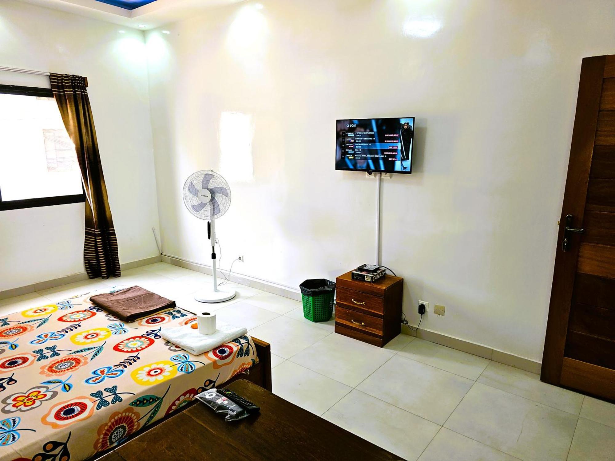 Hotel CHAMBRE PRIVEE- Douche Personnelle-SALON- WIFI-NETFLIX Dakar Exterior foto